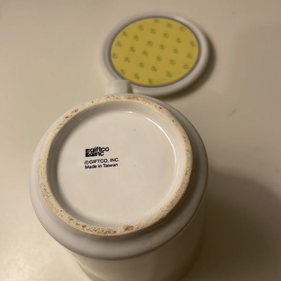 Vintage duck coffee mug with yellow lid coater. - Picture 4 of 6